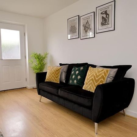 Villa Highley'S Nest - Fully Furnished Gem, Free Private Parking, Sky Tv & Netflix Coventry Esterno foto