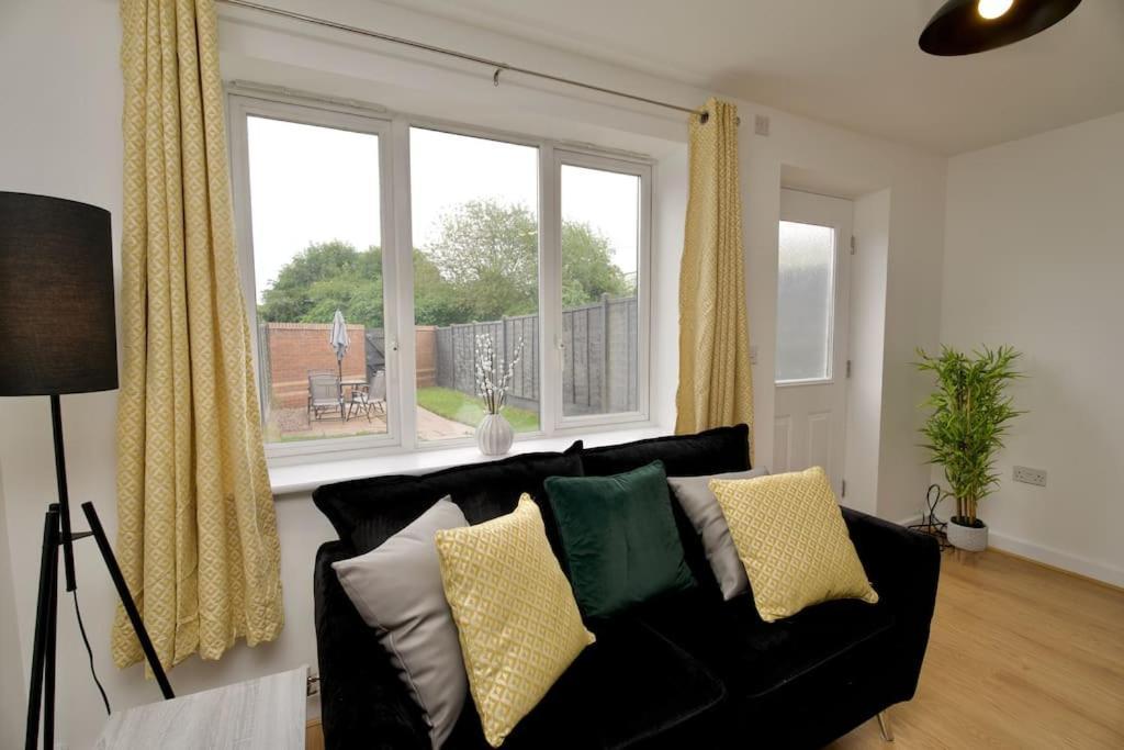 Villa Highley'S Nest - Fully Furnished Gem, Free Private Parking, Sky Tv & Netflix Coventry Esterno foto