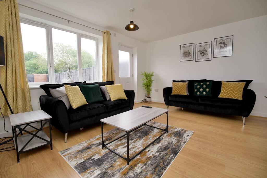 Villa Highley'S Nest - Fully Furnished Gem, Free Private Parking, Sky Tv & Netflix Coventry Esterno foto